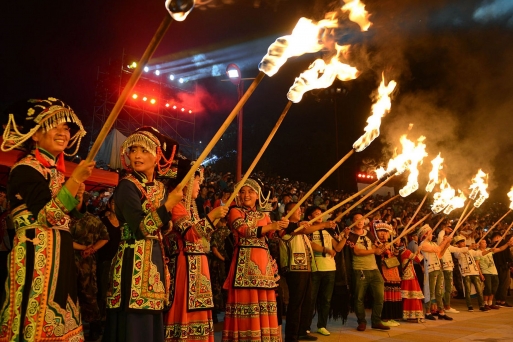 Lễ Hội Đuốc Lệ Giang: Ngọn Lửa Thắp Sáng Du Lịch Lệ Giang