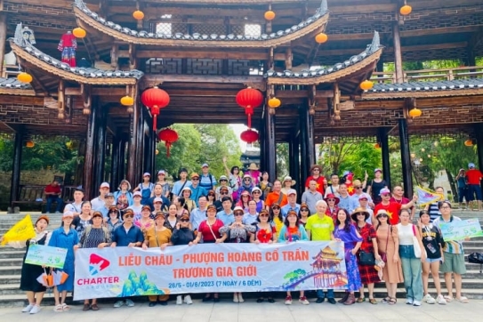 Chào mừng 330 khách tour tàu Charter: Liễu Châu - Trương Gia Giới - Phượng Hoàng Cổ Trấn
