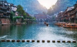 Cầu đá nhảy - một trong những nét đặc trưng nhất ở Phượng Hoàng cổ trấn