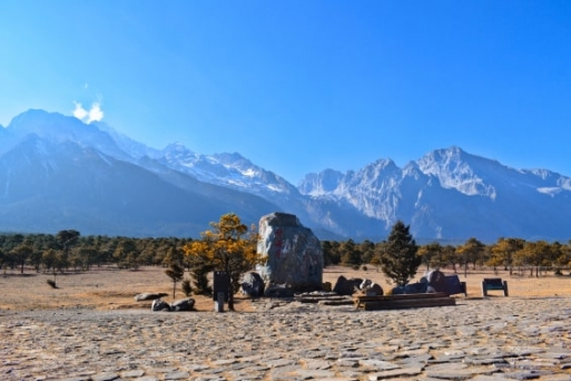 Cam Hải Tử - đồng cỏ tự nhiên nằm dưới chân Núi tuyết Ngọc Long