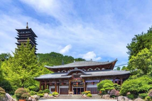 Cung Vạn Thọ ở Phượng Hoàng cổ trấn có gì đặc biệt?