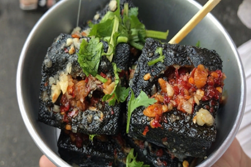 Đậu phụ thối Trung Quốc - Món ăn đường phố thách thức vị giác