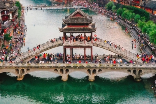 Lầu Phong Thúy Hồng Kiều - điểm vãn cảnh ấn tượng ở Phượng Hoàng cổ trấn