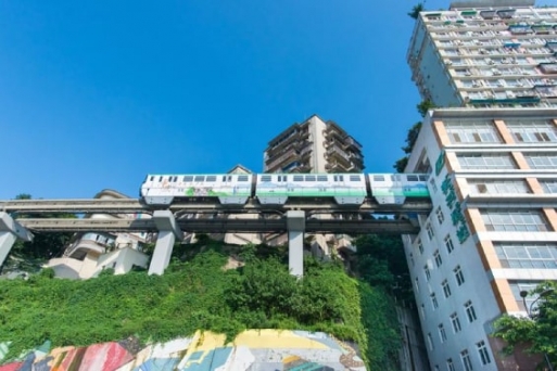 Tìm hiểu về Ga Liziba có tuyến đường sắt đi xuyên qua tòa nhà