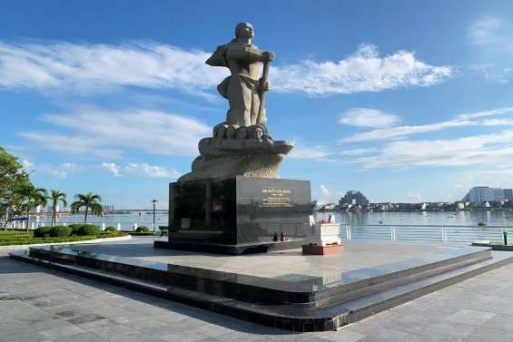 Tượng đài Mẹ Suốt – Biểu tượng bất khuất bên dòng Nhật Lệ