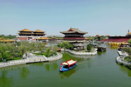 Tận hưởng khung cảnh tuyệt đẹp ở Thanh Minh Thượng Hà Viên 