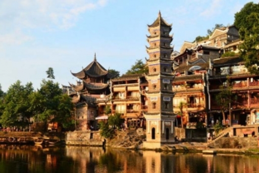 Tháp Vạn Danh - Cây bút vẽ trên nền trời Phượng Hoàng Cổ Trấn