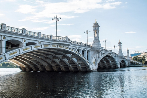 Cầu Xinsheng – Nhịp nối hiện đại giữa non nước Đại Lý