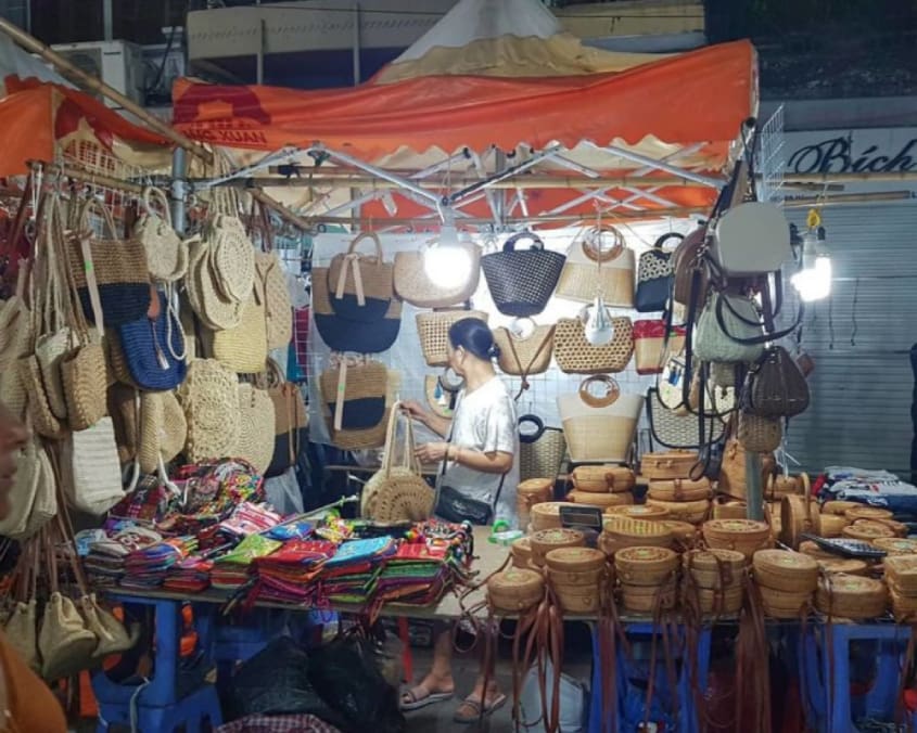 Các mặt hàng kinh doanh ở Chợ đêm Hà Nội