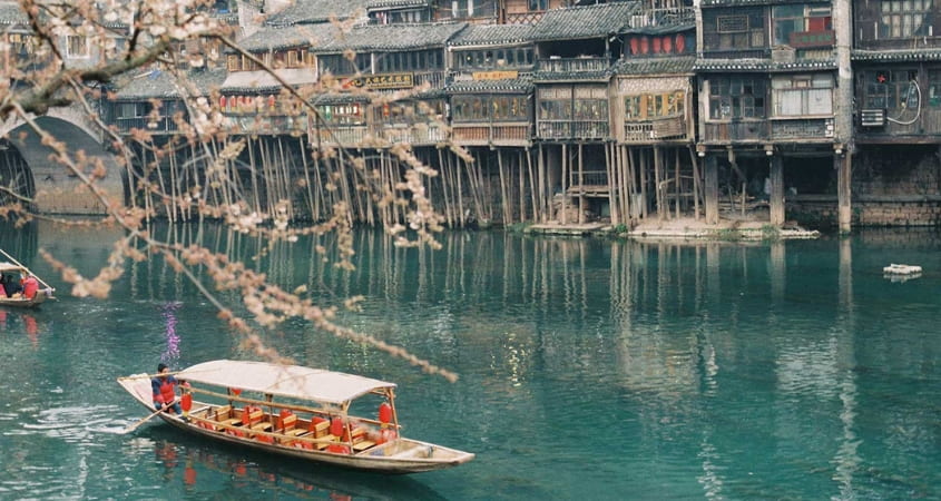 đi thuyền tại sông Đà Giang 