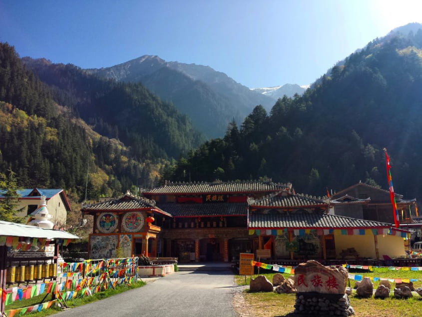 Ghé thăm Làng Tây Tạng trong chuyến du lịch Cửu Trại Câu