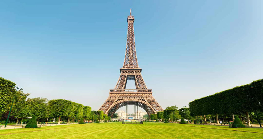 chiêm ngưỡng tháp Eiffel  tại pháp