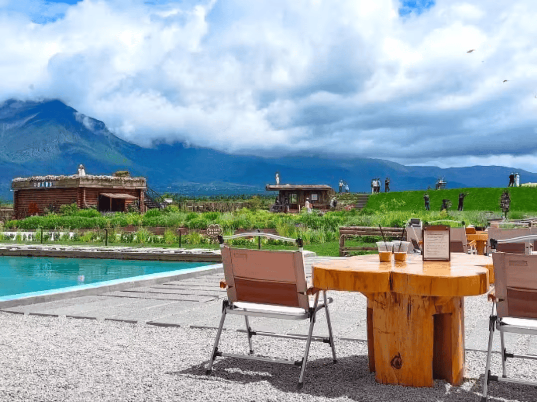 Ngồi cafe, ngắm Núi Tuyết Ngọc Long