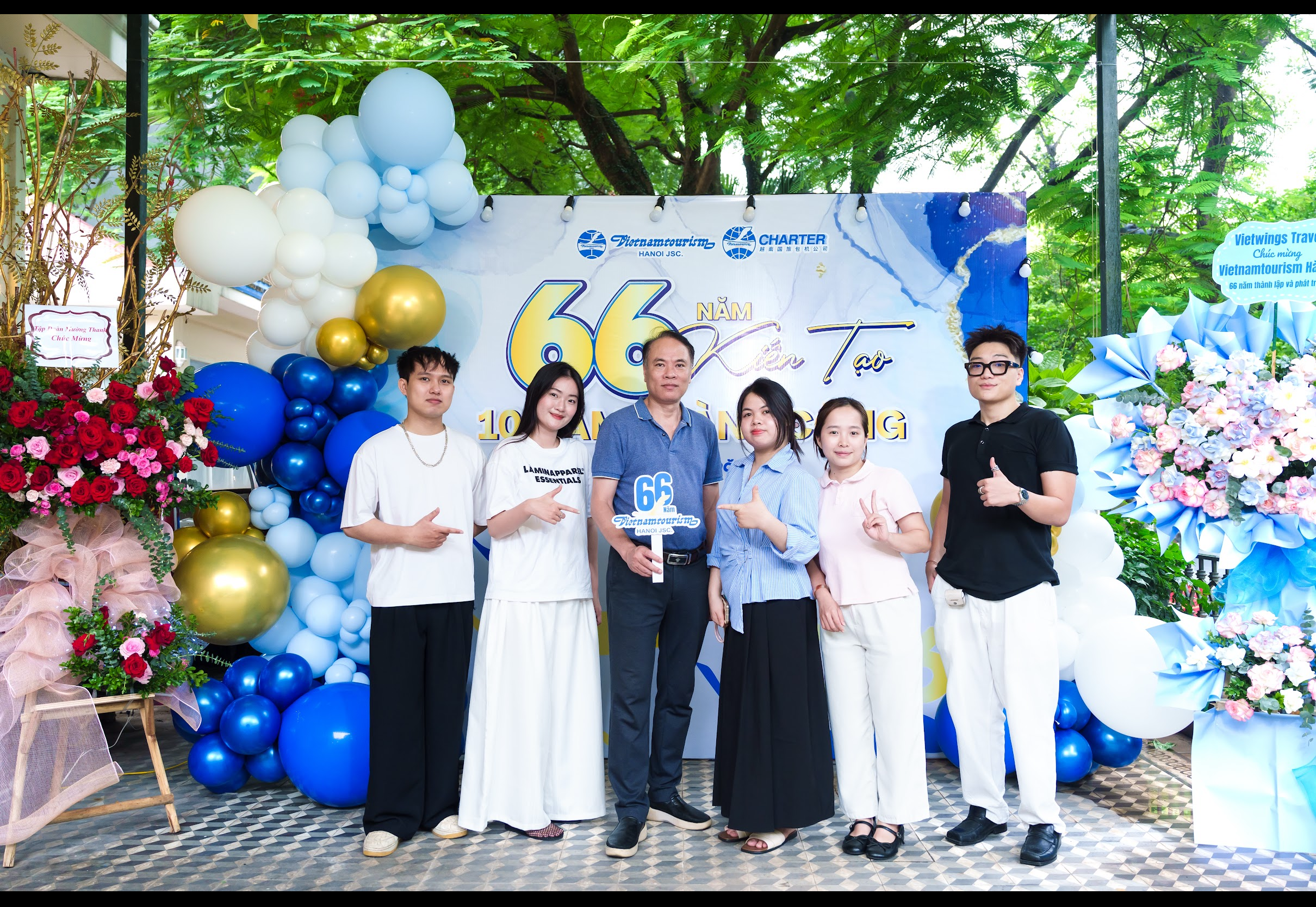 Các thành viên trong công ty chung vui trong lễ kỷ niệm thành lập 66 năm Vietnamtourism-Hanoi
