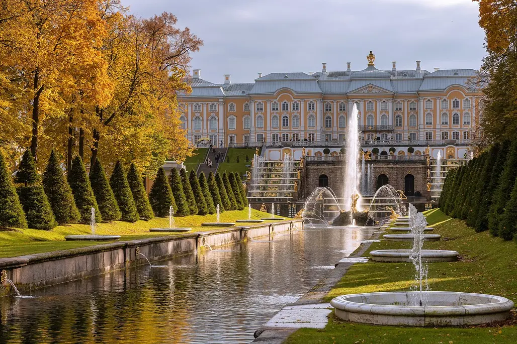 Peterhof nước Nga đầu mùa thu