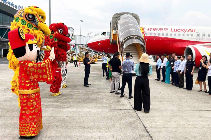 đoàn được chào đón lồng nhiệt tại sân bay