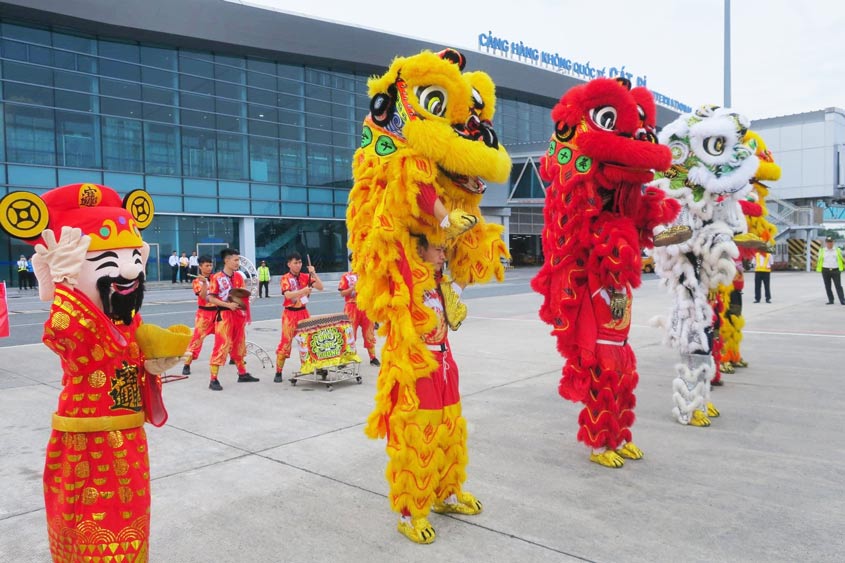 màn múa lân chào chuyến bay đầu tiên máy bay lucky air từ lệ giang đến hải phòng