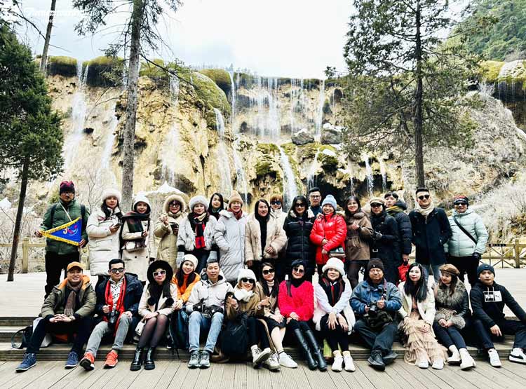 đoàn khách tham quan chụp ảnh tại thác nước trân châu tour cửu trại câu 2024