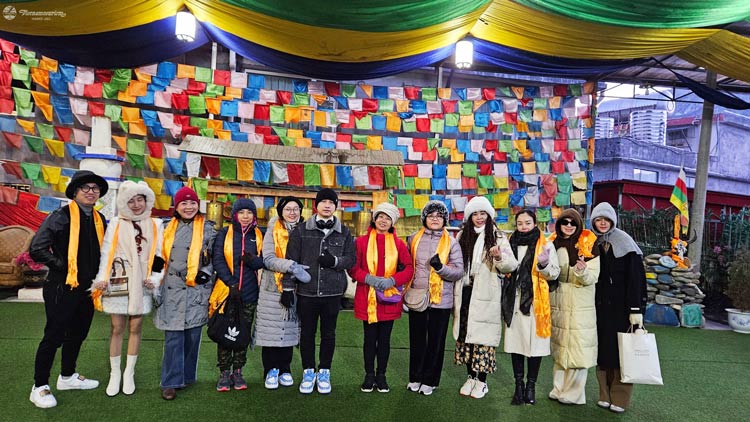 đoàn khách tham quan chụp ảnh tại Làng văn hóa Tây Tạng